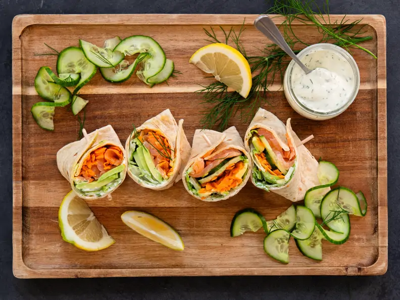 Wraps mit Avocado und Lachs