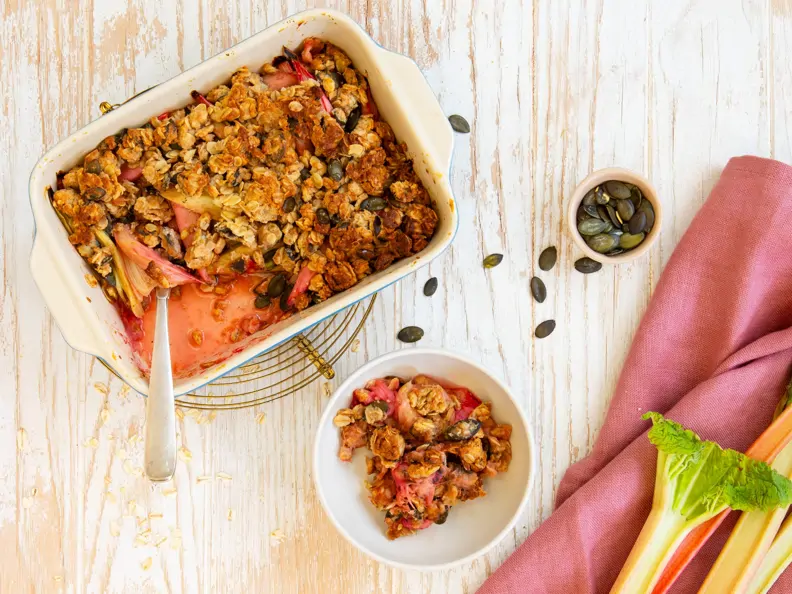 Rhabarber-Crumble mit Haferflocken