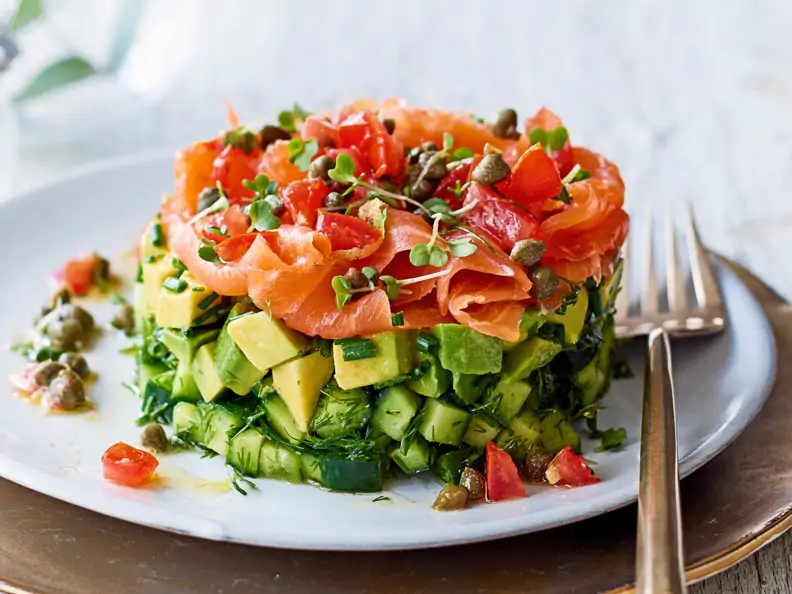 Lachstatar mit Avocado