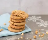 Erdnusskekse, aufgetürmt auf hellblauem Tuch
