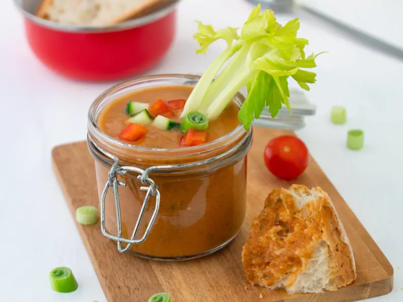 Tomaten-Gazpacho mit Sellerie