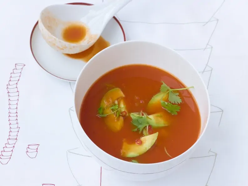 Tomatensuppe mit Chili-Avocado-Einlage