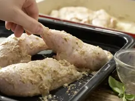 Hähnchen auf ein Blech legen