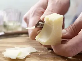 Tagliatelle und marinierter Lachs-Zubereitungsschritt 2-Pecorino hobeln