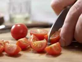 Tagliatelle und marinierter Lachs-Zubereitungsschritt 4-Tomaten waschen