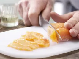 Tagliatelle und marinierter Lachs-Zubereitungsschritt 6-Lachsfilet schneiden