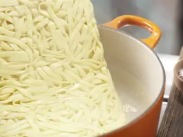 Tagliatelle und marinierter Lachs-Zubereitungsschritt 8-Nudeln garen