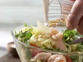 Tagliatelle und marinierter Lachs-Zubereitungsschritt 10-Pinienkerne und Pecorino darueberstreuen