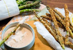 Spargel-Pommes mit Knoblauch-Dip