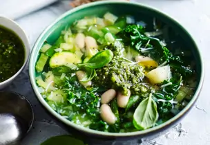 Grüne Minestrone mit Pesto
