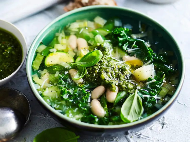Grüne Minestrone mit Pesto