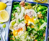 Salat mit pochiertem Ei