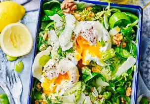 Salat mit pochiertem Ei