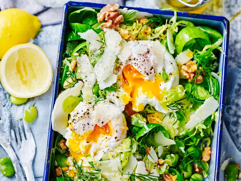 Salat mit pochiertem Ei