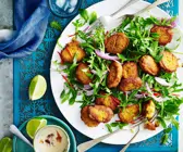 Indische Kichererbsenküchlein auf Rucolasalat