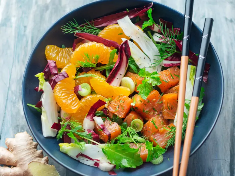 Lachs-Bowl mit Clementinen und Radicchio