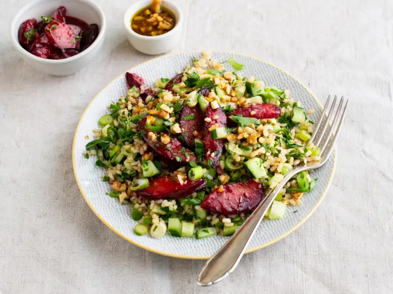 Kräuter-Reis-Salat mit karamellisierten Pflaumen und Walnuss-Dressing