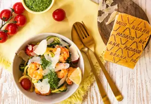 Spinat-Grana-Padano-Pesto mit Zucchininudeln, Kirschtomaten und Garnelen