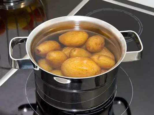 Kartoffeln im Topf