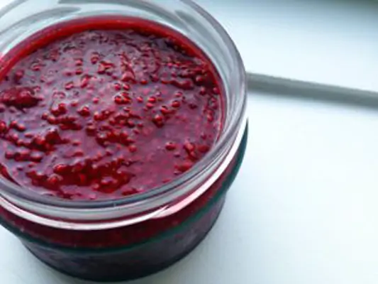 Glas mit leckerer Chia-Marmelade