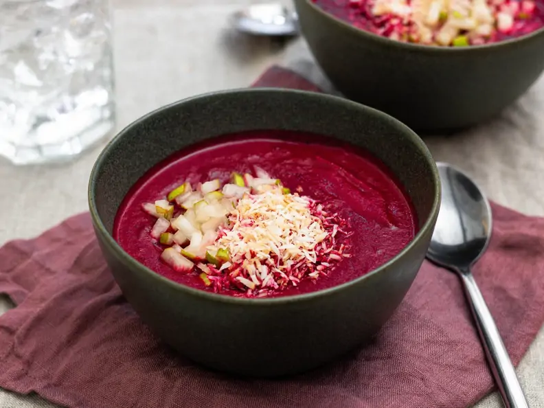 Rote Bete-Suppe mit Kokos, Birne und Zimt