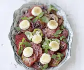 Tomatensalat mit gratiniertem Ziegenkäse