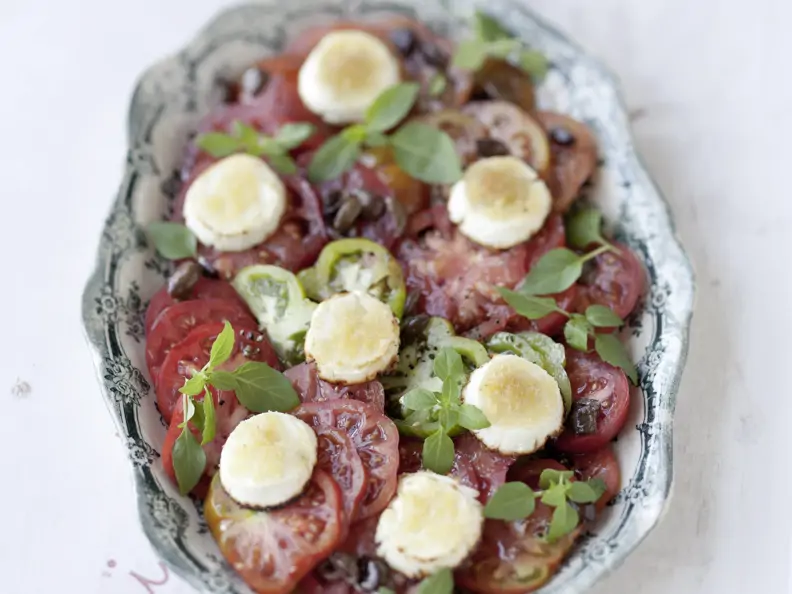 Tomatensalat mit gratiniertem Ziegenkäse