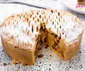 Apfelkuchen mit Rosinen und Mandeln
