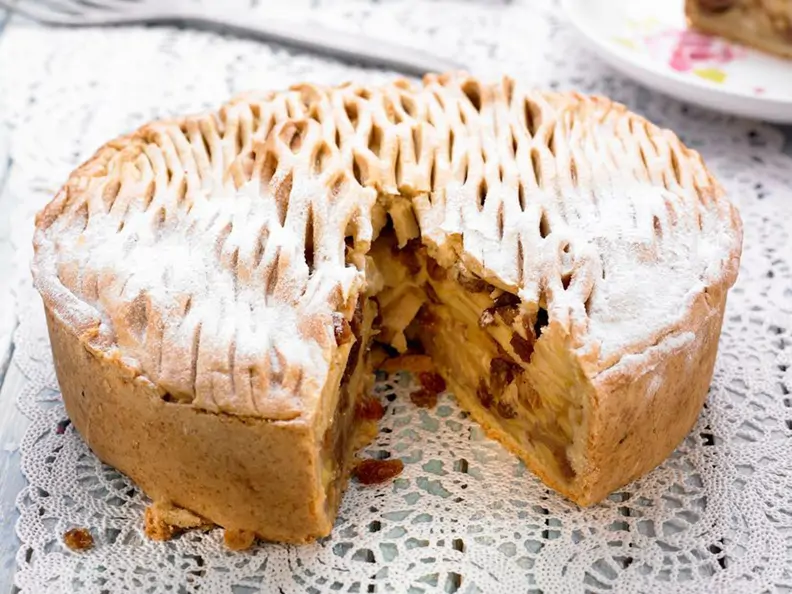 Apfelkuchen mit Rosinen und Mandeln