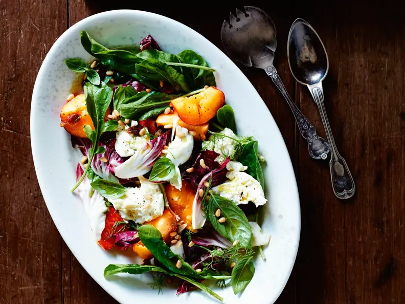 Radicchiosalat mit Pfirsich und Mozzarella