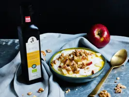 Apfel-Quark-Bowl mit Leinöl und Walnüssen