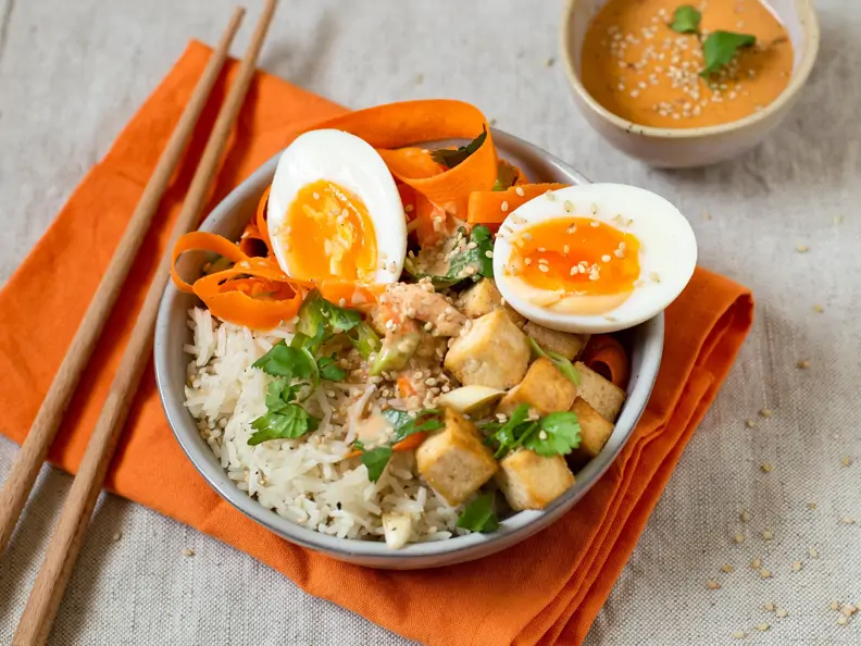 Bibimbap-Bowl mit Tofu und Ei