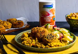 Falafel mit Hagebutten-Hummus und Zucchini-Salat