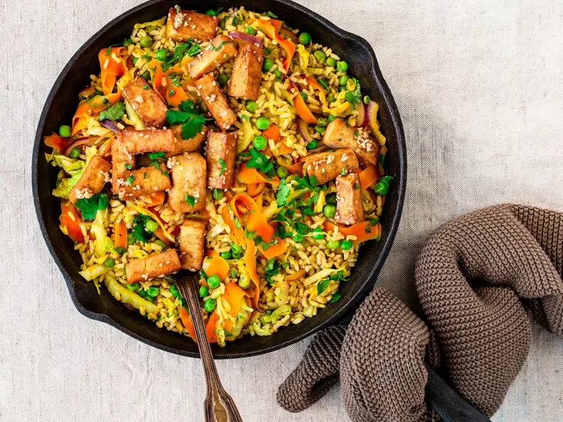 Curry-Reis-Pfanne mit Chinakohl, Möhrenstreifen und Teriyaki-Tofu