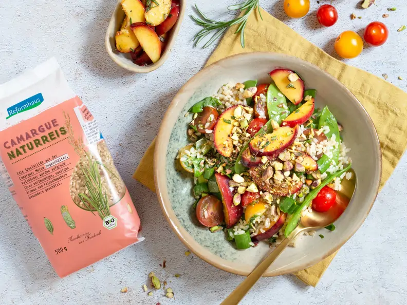 Sommerlicher Reissalat mit Tomaten, Zuckerschoten und Nektarinen