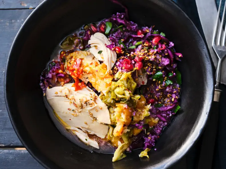 Putenbrust mit Spitzkohlfüllung und Rotkohl-Taboulé