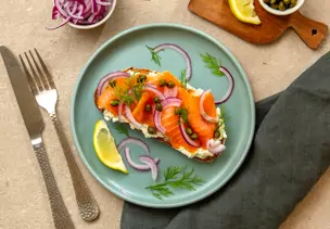 Norwegischer Räucherlachs auf dunklem Roggenbrot