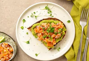 Lachstatar aus norwegischem Lachs mit Avocadocreme