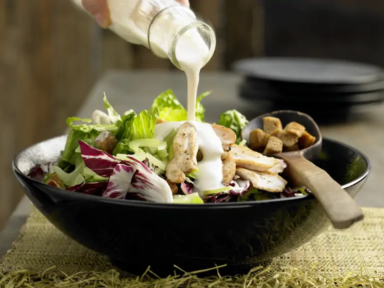 Blattsalat mit Hähnchenstreifen
