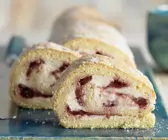 Kirsch-Biskuitrolle mit Quarkcreme