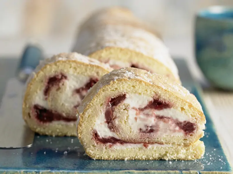 Kirsch-Biskuitrolle mit Quarkcreme