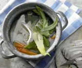 Hähnchen-Gemüse-Topf mit grünem Spargel