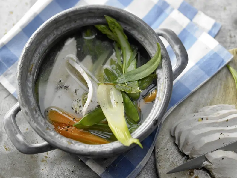 Hähnchen-Gemüse-Topf mit grünem Spargel