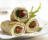 Pfannkuchen-Wraps mit Käse und Schinken