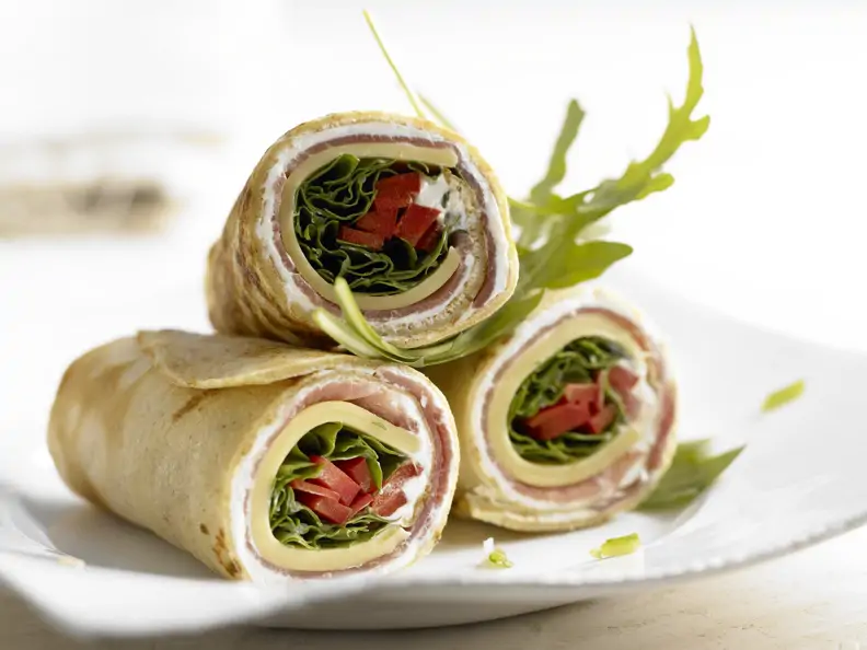 Pfannkuchen-Wraps mit Käse und Schinken