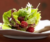 Fruchtiger Blattsalat mit Himbeerdressing