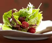Fruchtiger Blattsalat mit Himbeerdressing