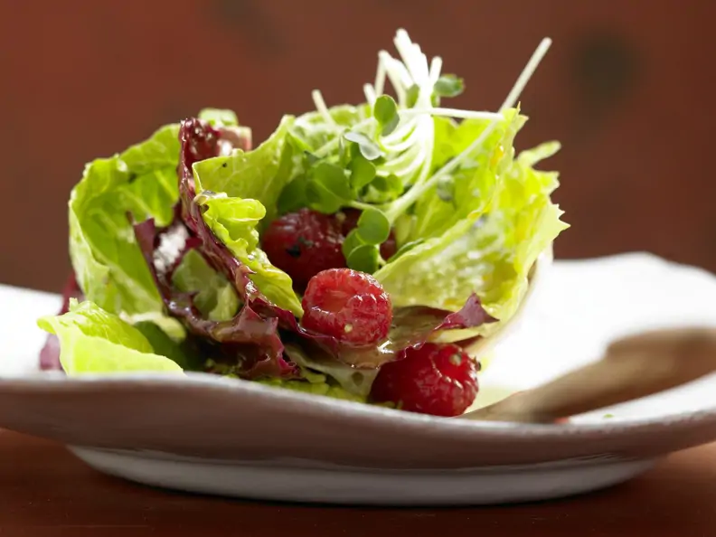 Fruchtiger Blattsalat mit Himbeerdressing