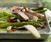 Grüner Spargel mit Kalbssteak
