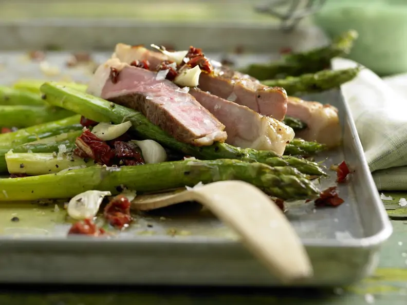 Grüner Spargel mit Kalbssteak
